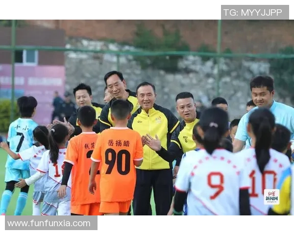 足球明星化身老头在足球场上演绎青春与激情的碰撞与回忆 足球明星化身老头在足球场上演绎青春与激情的碰撞与回忆